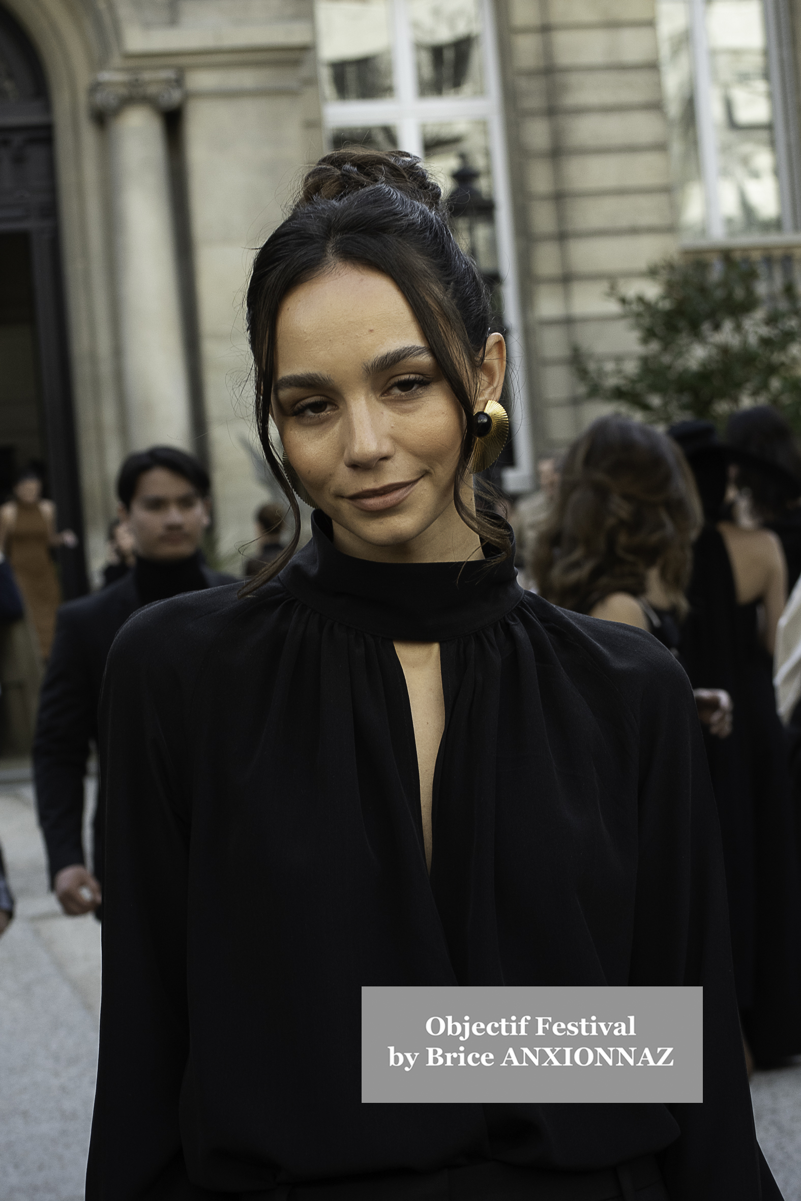 Photo streetstyle de Kim Cattrall -  Streetstyle photos of guest arrivals at the Nina Ricci show lors du défilé Nina Ricci Spring 2025 à Streetstyle-photos-of-guest-arrivals-at-the-Nina-Ricci-show, Paris Fashion Week le 7 March 2025 par Brice ANXIONNAZ (Objectif Festival)